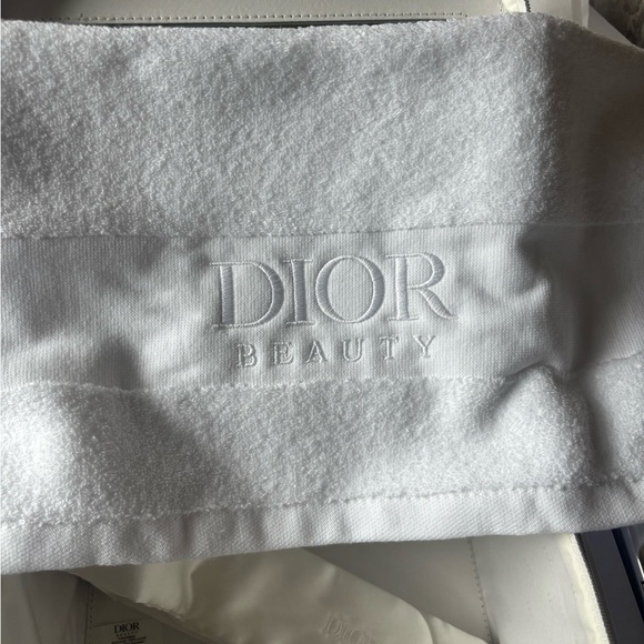 Dior Beauty Platinum gift- train case, head band, hand towel - Picture 12 of 13